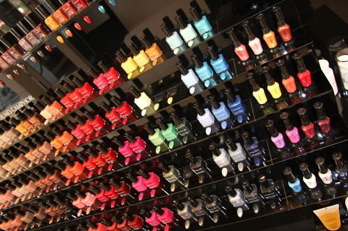 Стеллаж под лаки для ногтей. Магазин для маникюра. Расходные материалы для маникюра. Профессиональный магазин маникюра. Оборудование для выкладки косметики.