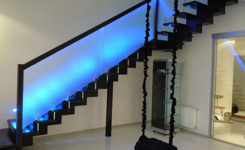 Стеклянная лестница со светодиодной подсветкой