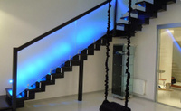 Стеклянная лестница со светодиодной подсветкой