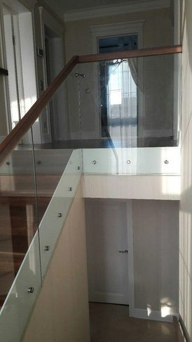 Стеклянная лестница из безопасного стекла Триплекс