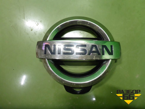 Эмблема (на решетку радиатора под камеру) (623821LB0A) Nissan Patrol (Y62) с 2010г
