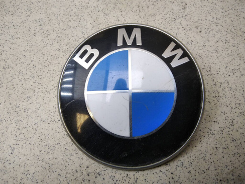 Эмблема решетки радиатора BMW 1-серия E87/E81 2004- (УТ000194887) Оригинальный номер 8132375